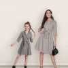 Mamá e hija outfit vestido gris elegante